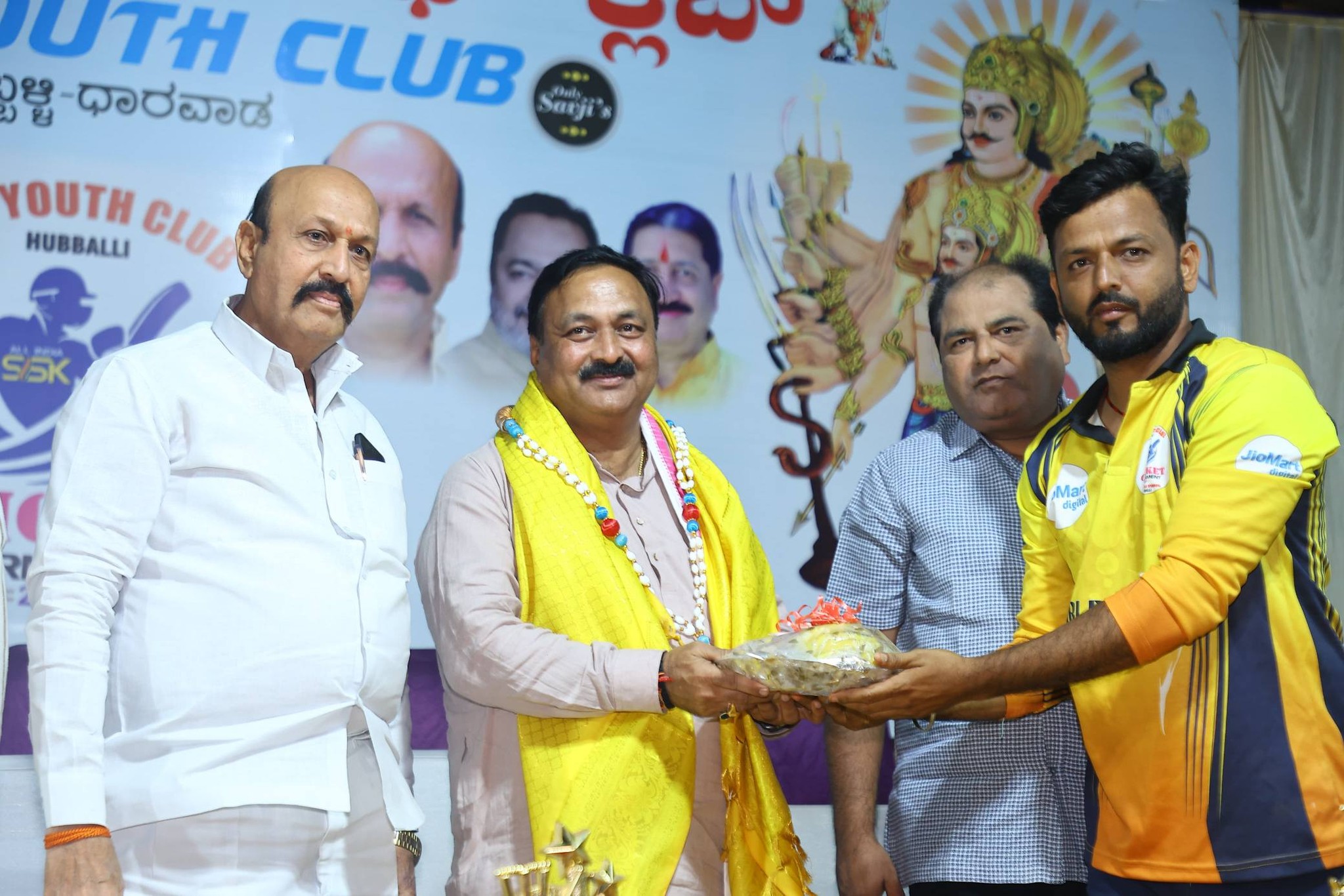 Hubballi MLA Mahesh Tenginakai distributing prizes at Nehru Stadium cricket tournament.