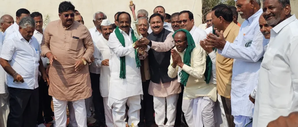 MLA N.H. Konareddy and Mahesh Tenginakai performing Bhoomi Puja at Hubballi APMC yard.