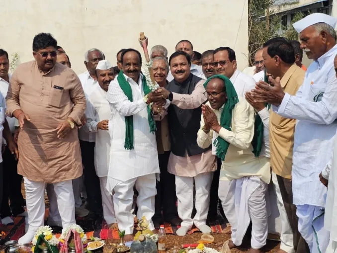 MLA N.H. Konareddy and Mahesh Tenginakai performing Bhoomi Puja at Hubballi APMC yard.