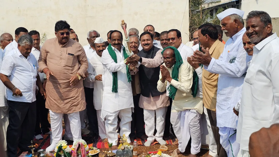 MLA N.H. Konareddy and Mahesh Tenginakai performing Bhoomi Puja at Hubballi APMC yard.