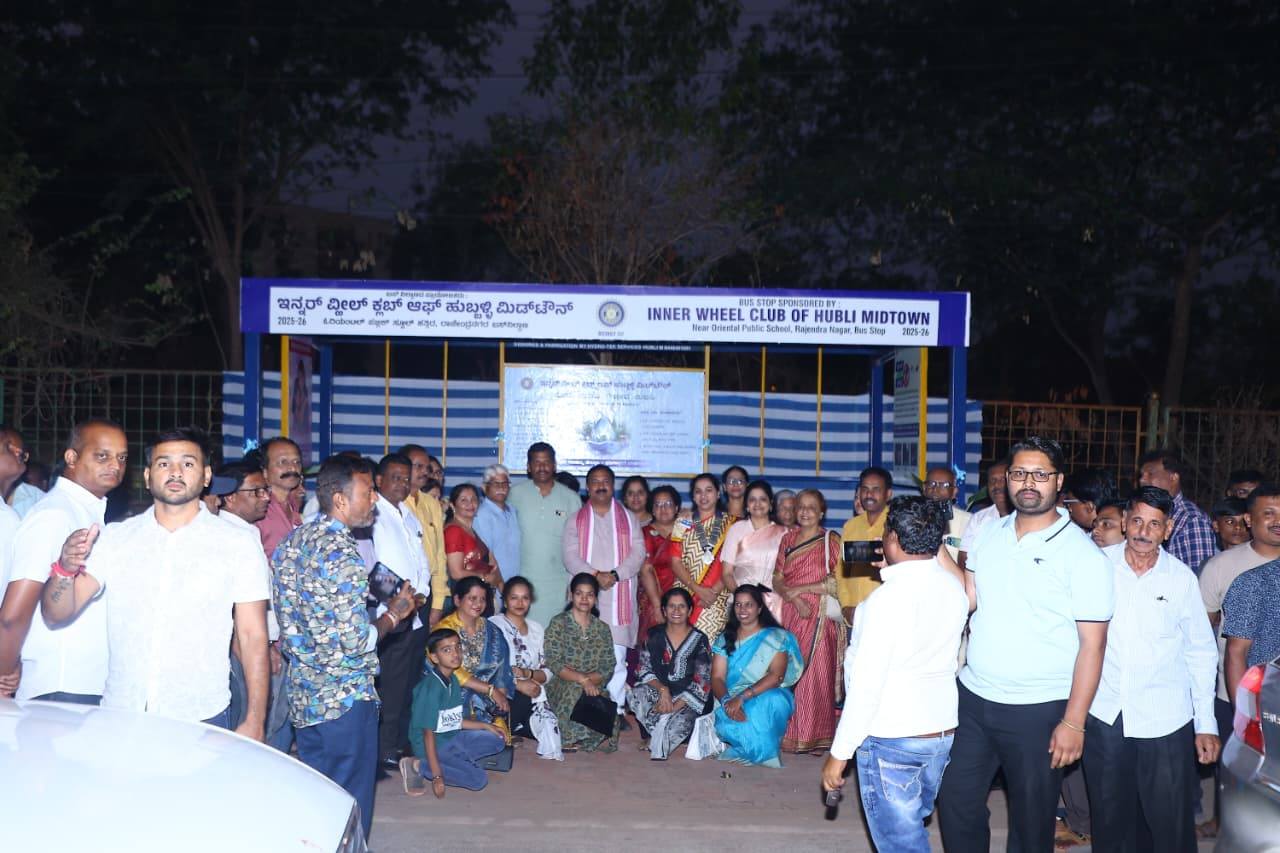 Manisha D'Souza and Senthil Kumar inaugurating the new bus shelter in Hubballi.