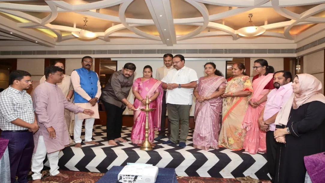 Mayor Jyoti Patil and HDMC members at the Municipal Bonds workshop at Hotel Denisons, Hubballi.