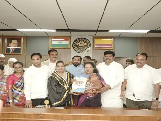 Meenakshi Vantamuri presenting the Hubballi-Dharwad Municipal Corporation budget for 2026-27.