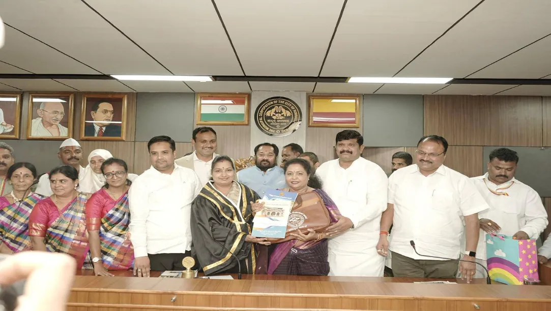 Meenakshi Vantamuri presenting the Hubballi-Dharwad Municipal Corporation budget for 2026-27.