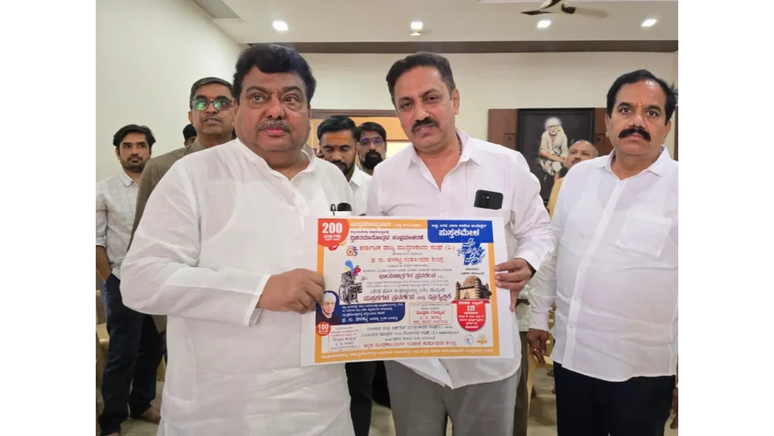 MB Patil with Kannada Printing Presses History Research Center members in Vijayapura