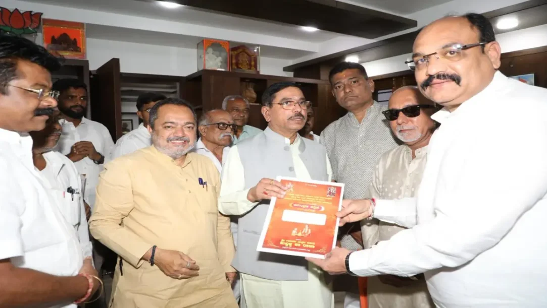 Community leaders inviting Union Minister Prahlad Joshi for Sri Gajanan Utsav Samiti’s 50th anniversary