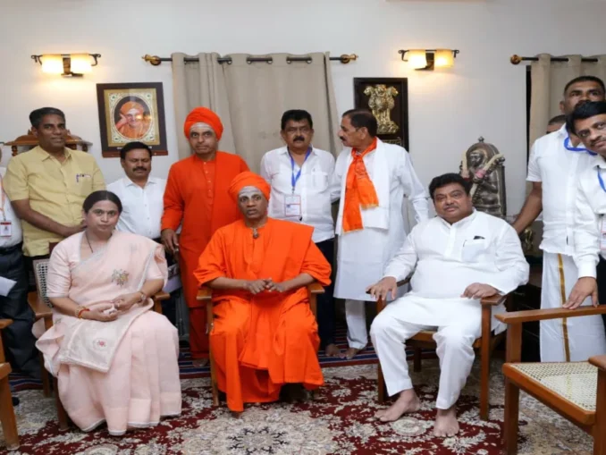 MB Patil Siddaganga Math visit Shivakumara Swamiji 119th Jayanti