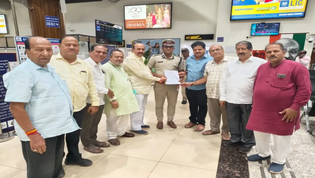 Community leaders submitting Love Jihad petition to Police Commissioner