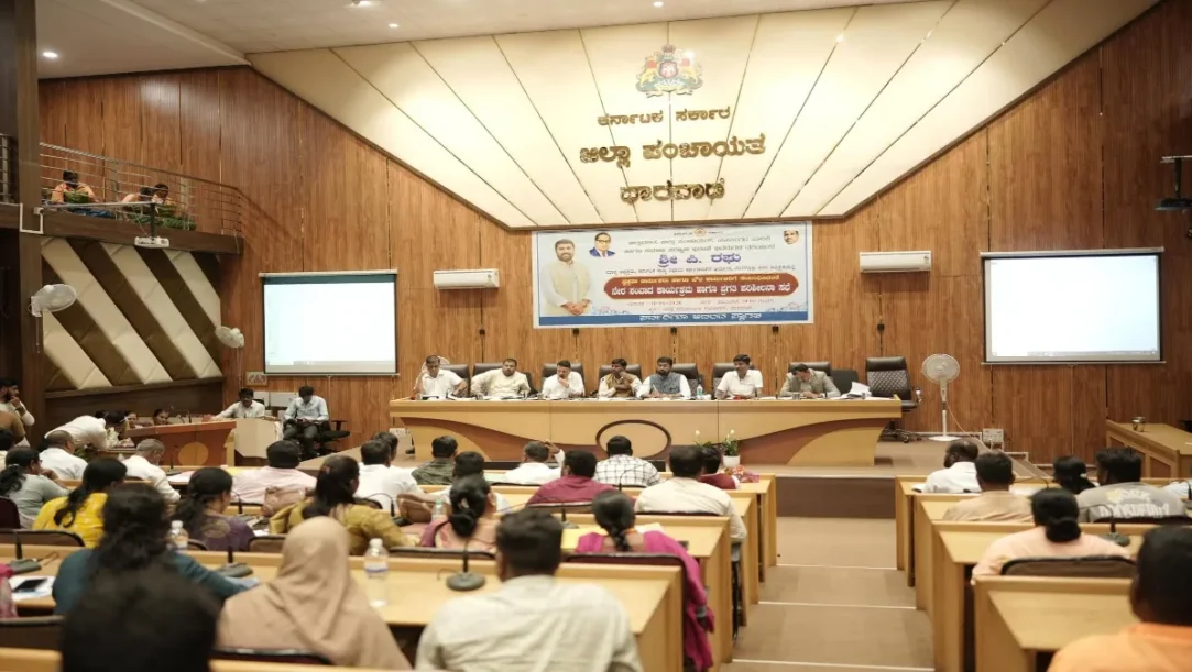 Dharwad civic workers welfare meeting at District Panchayat Hall