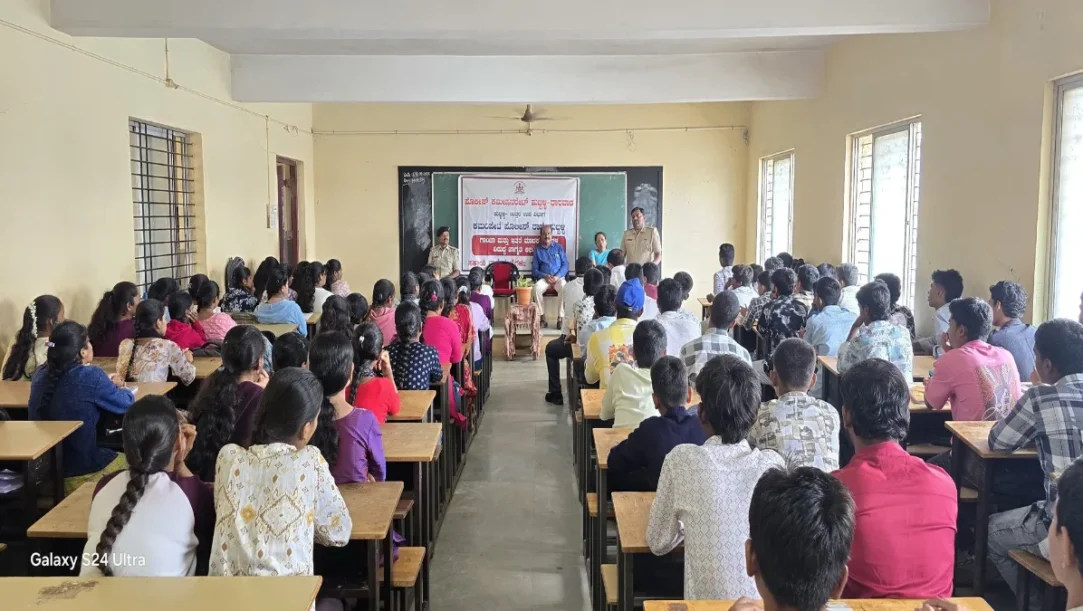 Police officers addressing college students in Hubballi during an interactive anti-drug awareness campaign session.