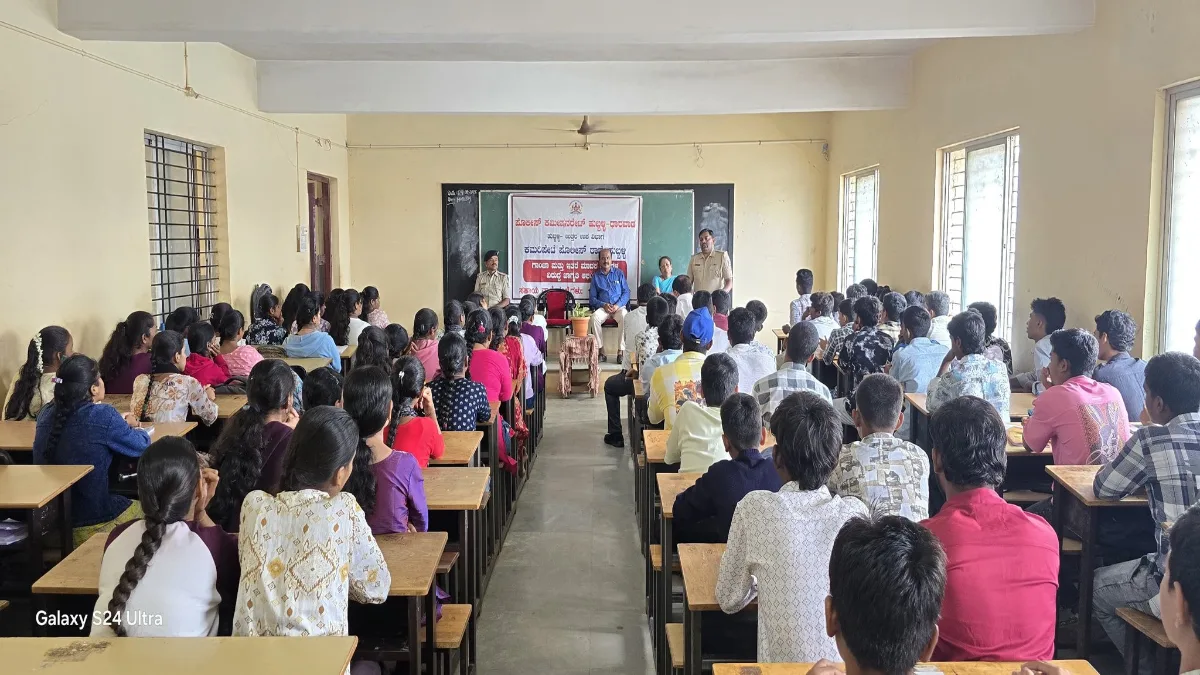 Police officers addressing college students in Hubballi during an interactive anti-drug awareness campaign session.