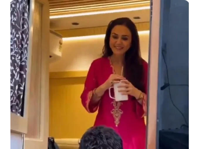 Preity Zinta blowing kiss to Aamir Khan at public event