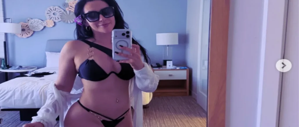 Stephanie Vaquer bikini