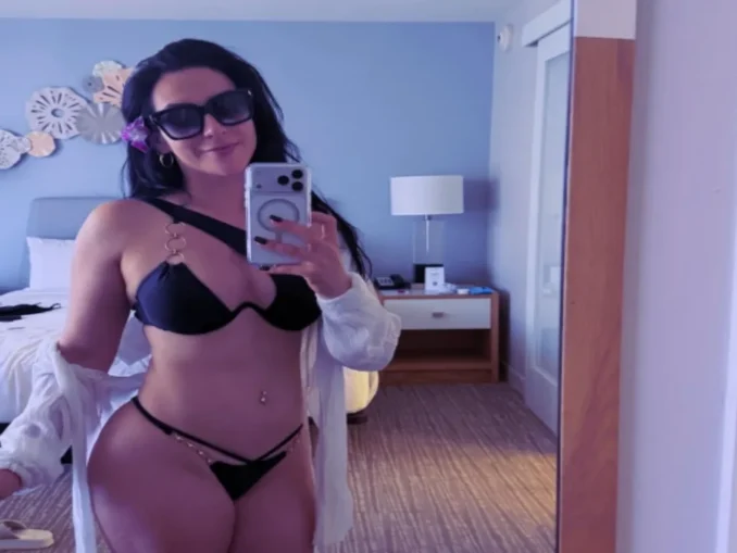 Stephanie Vaquer bikini