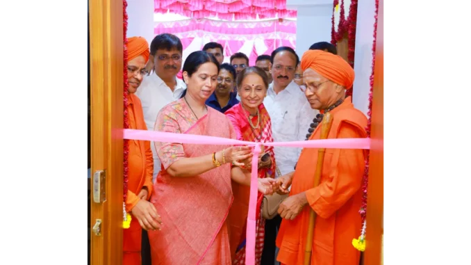Laxmi Hebbalkar and Dr. Tontada Siddharama Mahaswami at the Gurubhavan inauguration in Jayanagar