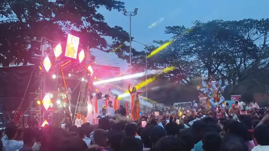 viral video of Nisha Mumbaikar’s dance during the Navanagar Ganesha immersion in Hubballi
