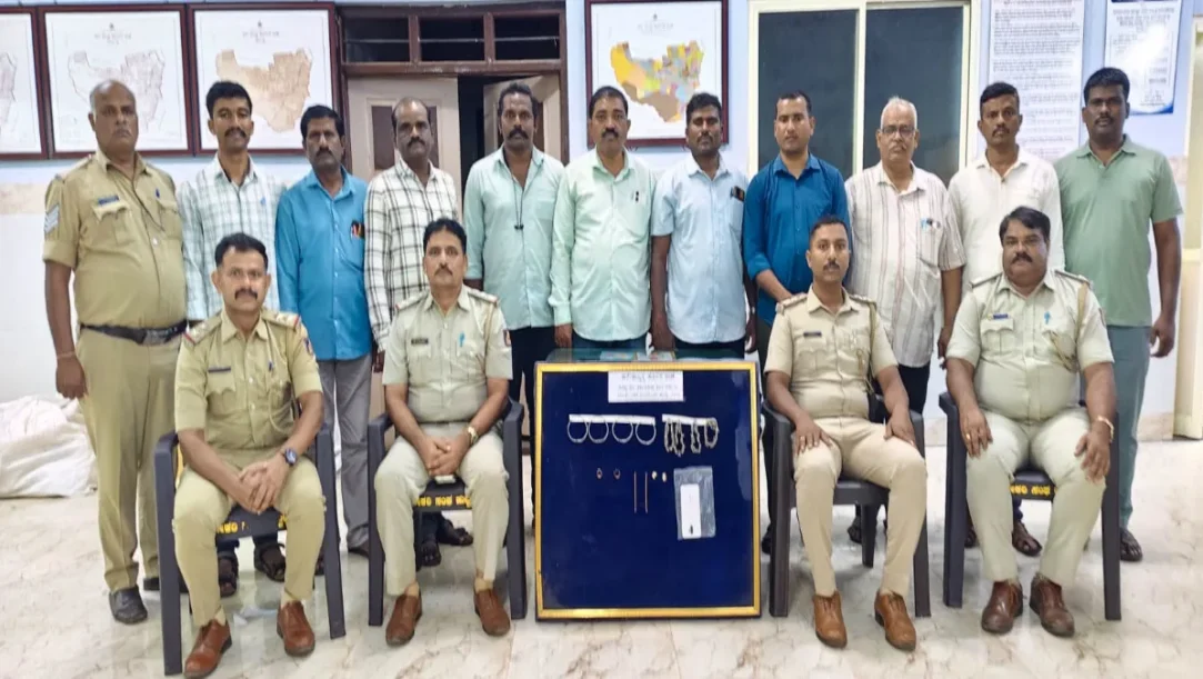 Gold, silver ornaments and a mobile were seized.