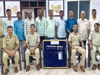 Gold, silver ornaments and a mobile were seized.