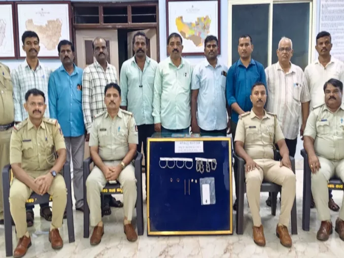 Gold, silver ornaments and a mobile were seized.