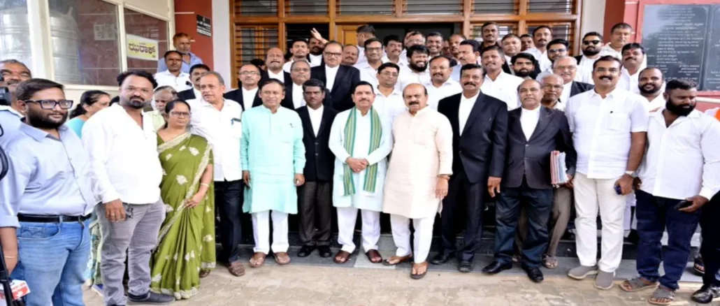 Pralhad Joshi campaigning for S.V. Sankanur at Gadag District Lawyers Association