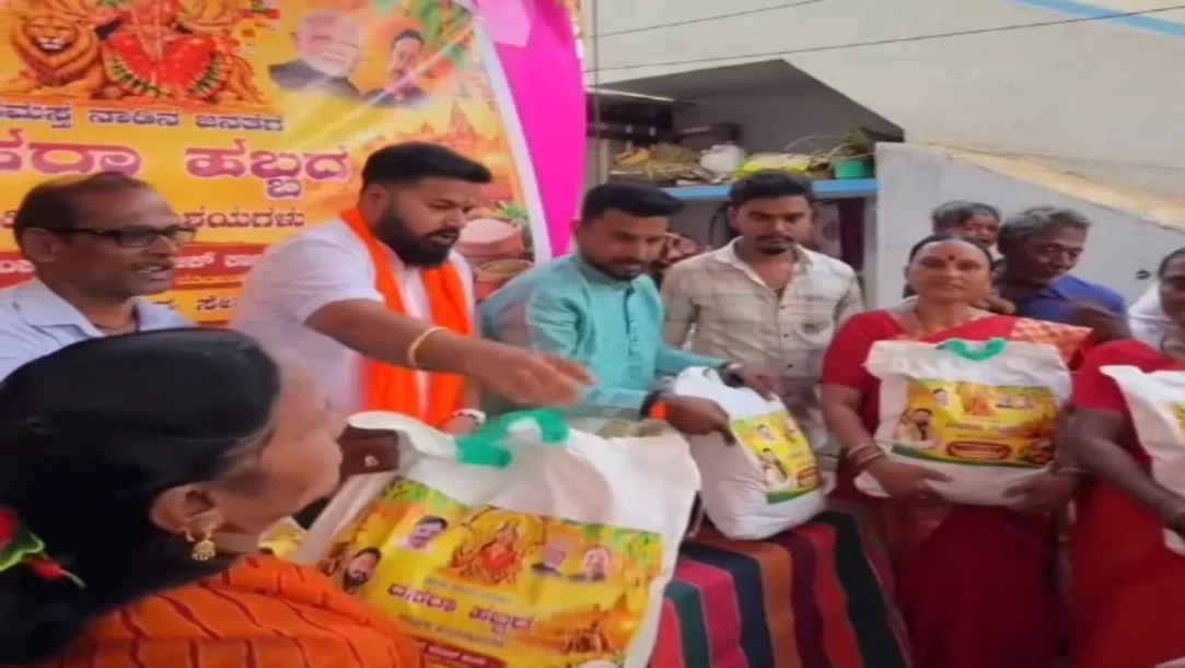 VAK Foundation volunteers distributing grocery kits in Hubballi during Navratri