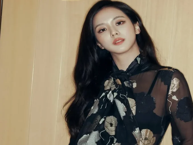 Jisoo Dior Paris Look Breaks the Night Feed in Minutes