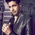 Siddharth-Malhotra-looks-dapper-in-black-ensemble-worth-Rs.-3.86-Lakh-for-Koffee-with-Karan-7-1