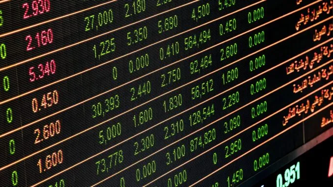 S&P 500 and FTSE 100: A Comparative Analysis of Global Stock Market Indices