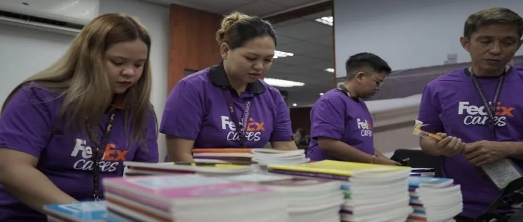 A team of 20 FedEx volunteers prepared school bags filled with essential supplies, equipping public school students with the tools they need for the new academic year.